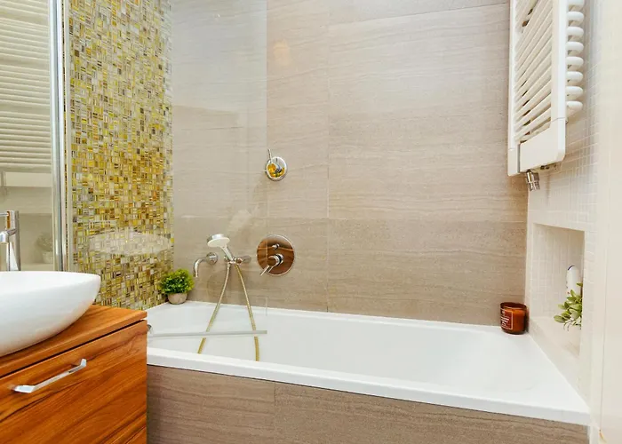 Hoza 55 - Piekny Cichy Ogrodek - Bezplatny Podziemny Parking - Free Parking - Better Apartment Warsaw