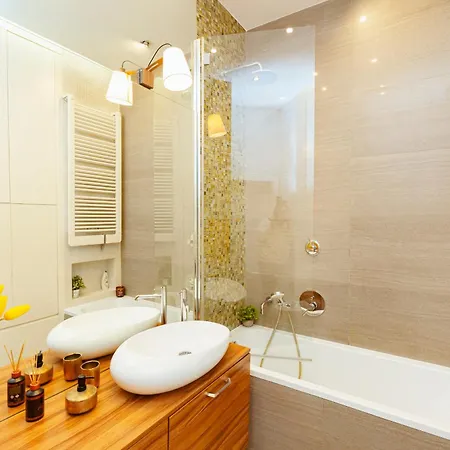 Hoza 55 - Piekny Cichy Ogrodek - Bezplatny Podziemny Parking - Free Parking - Better * Warsaw